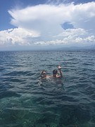 In het water
