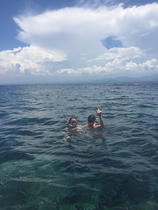 In het water