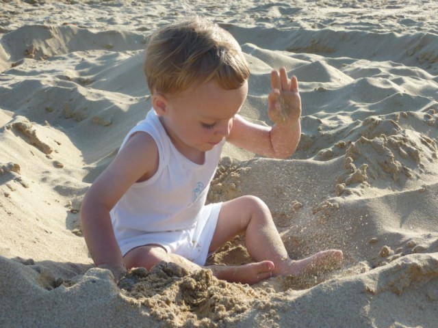Levi vindt het strand heerlijk