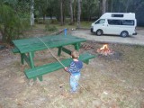 Levi helpt mee hout sprokkelen