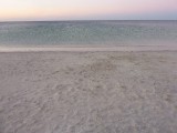 Strand bij schemer