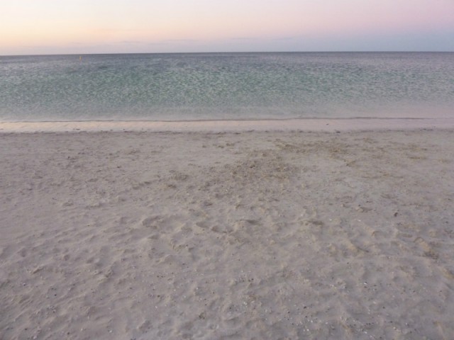 Strand bij schemer