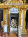 Monument in de killing caves..