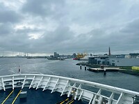 Zicht op de haven vanaf het voordek