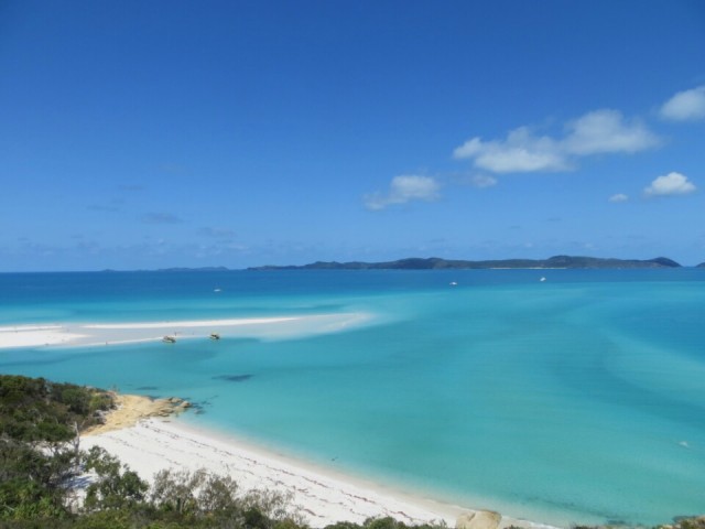 zeiltrip-uitzicht-over-parelwit-strand-en-azuurblauwe-oceaan-foto