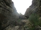 De Great Canyon met een paadje zig-zaggend afhankelijk van waar je over of rond de rotsen kan