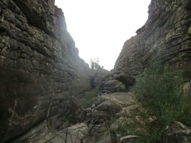De Great Canyon met een paadje zig-zaggend afhankelijk van waar je over of rond de rotsen kan