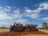Uluru - Groepsfoto boven het "Welcome to Alice Springs"-teken
