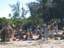 vissers en hun gezinnen bivakeren op het strand