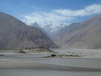 8. Tadzjikistan (voorgrond), Afghanistan (bruine bergen) en Pakistan (witte toppen op achtergrond)