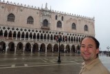 Guus in Venetië op het Piazza San Marco