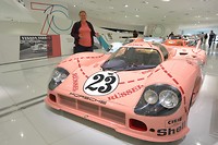Roze varken race auto