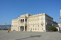 Gebouw aan groot plein in Trieste