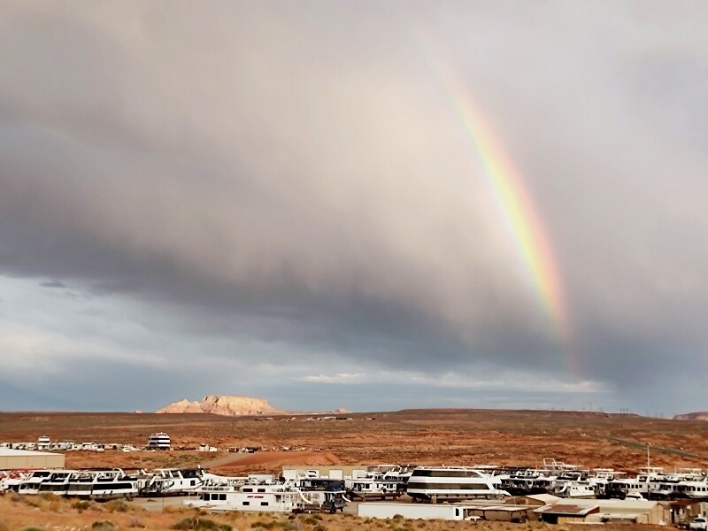 Regenboog te zien vanaf de camping nabij Page
