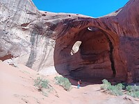 Monument Valley Arch met Joan