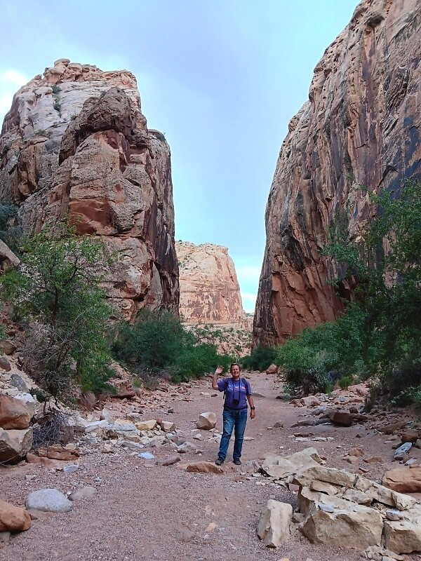 Joan in de kloof bij Capitol Reef