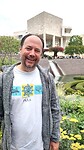 Guus in de tuin van 't Getty Museum