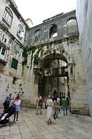 Poort van het oude paleis in Split