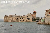 Kasteel Gomilica ligt in zee