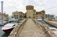 Kasteel Gomilica vanaf de kust