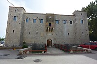 Voorzijde van kasteel Lukšić