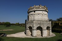 Mausoleum van Theodorik in een park