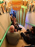 Wachten op de trap vh restaurant