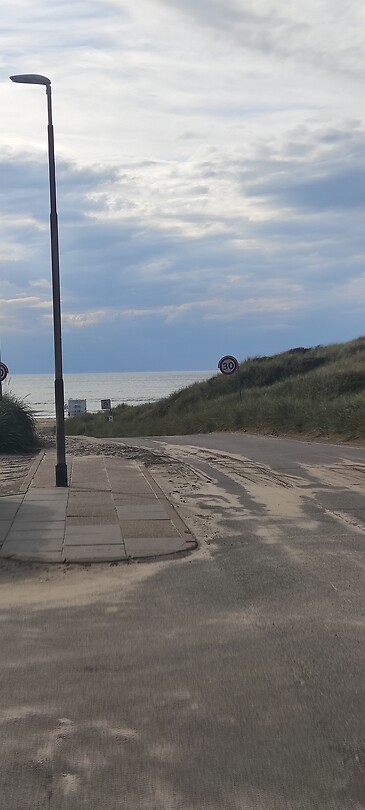 Vanaf de parkeerplaats uitzicht op strand en zee
