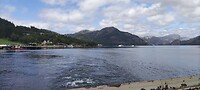 Vanaf de veerboot naar Lauvvik.