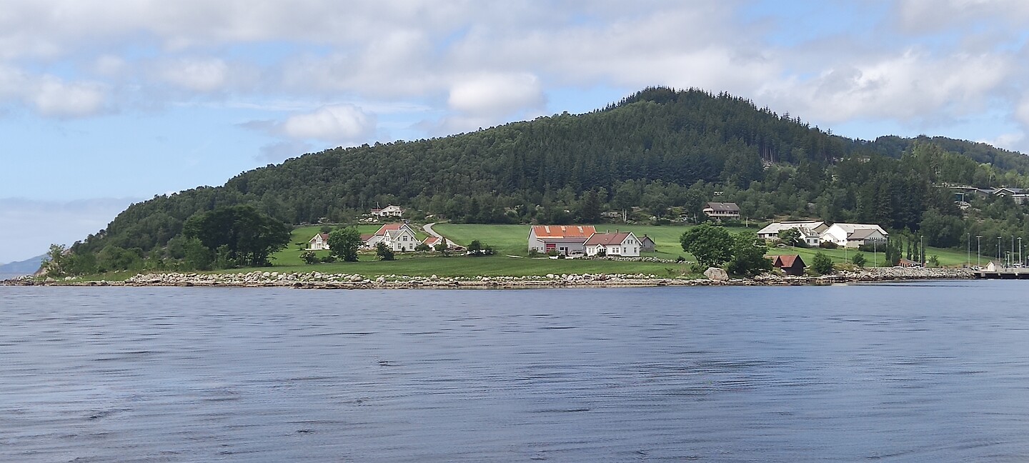 Vanaf de veerboot naar Lauvvik
