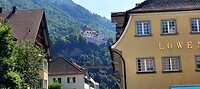 Straat in Vaduz met op de achtergrond het kasteel.
