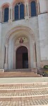 De ingang van de kerk in Lévico Terme