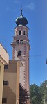 De losstaande klokkentoren van de kerk in Lévico Terme