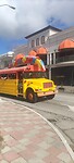 Oude opgefleurde schoolbus