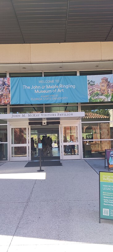 De ingang van het Ringling museum