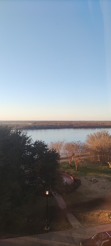 De rivier de Mississippi vanuit onze hotelkamer. De overkant vd rivier is Louisiana