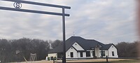 Het huis van Pete en Maria. In de Texas stijl de toegangspoort met de S van Schoonveld