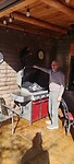 Piet verzorgd het eten voor vanavond op de barbecue