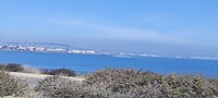 Coronado Island met in de verte de Coronado Bridge