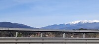 De besneeuwde bergtoppen vanuit de auto 😍
