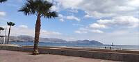 De zee en het strand vanaf de boulevard in Mazarrón