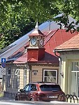 In Kuressaare een grappig huis met een klok