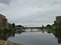 De brug ( grensovergang) tussen Estland en Rusland