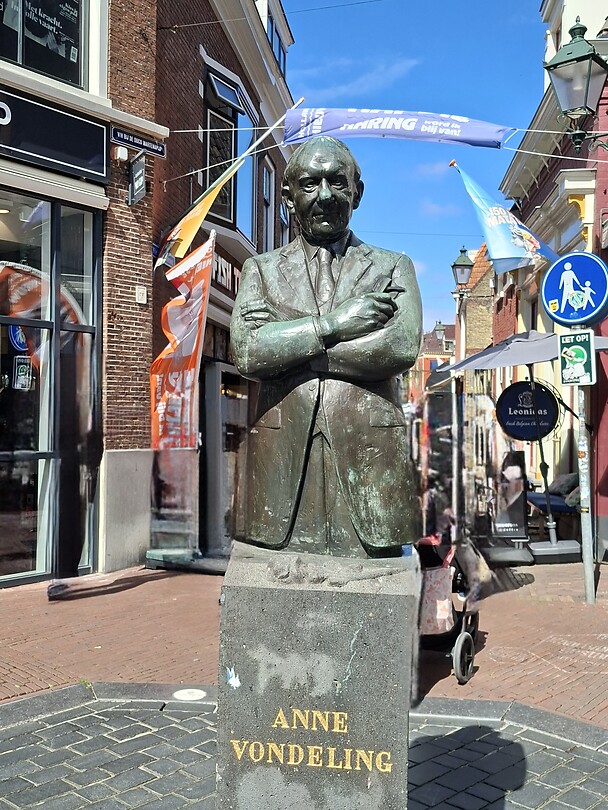 Borstbeeld Anne Vondeling in Leeuwarden