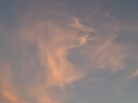 Prachtige lucht,  gekleurd door zonsondergang