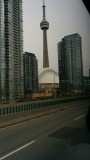 De CN tower vanaf de snelweg