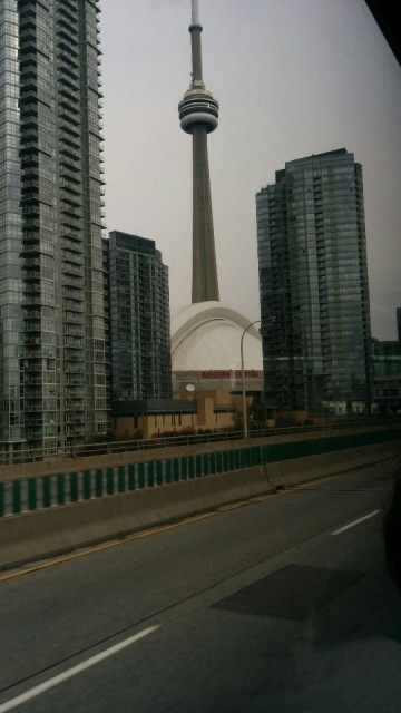De CN tower vanaf de snelweg