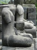 Onthoofde boeddhabeelden op het Borobudur complex.