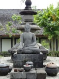 Bidplaats bij een van de beelden van de Borobudur