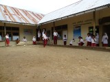 Schooltje onderweg waar klas ook gewoon kelas heet.